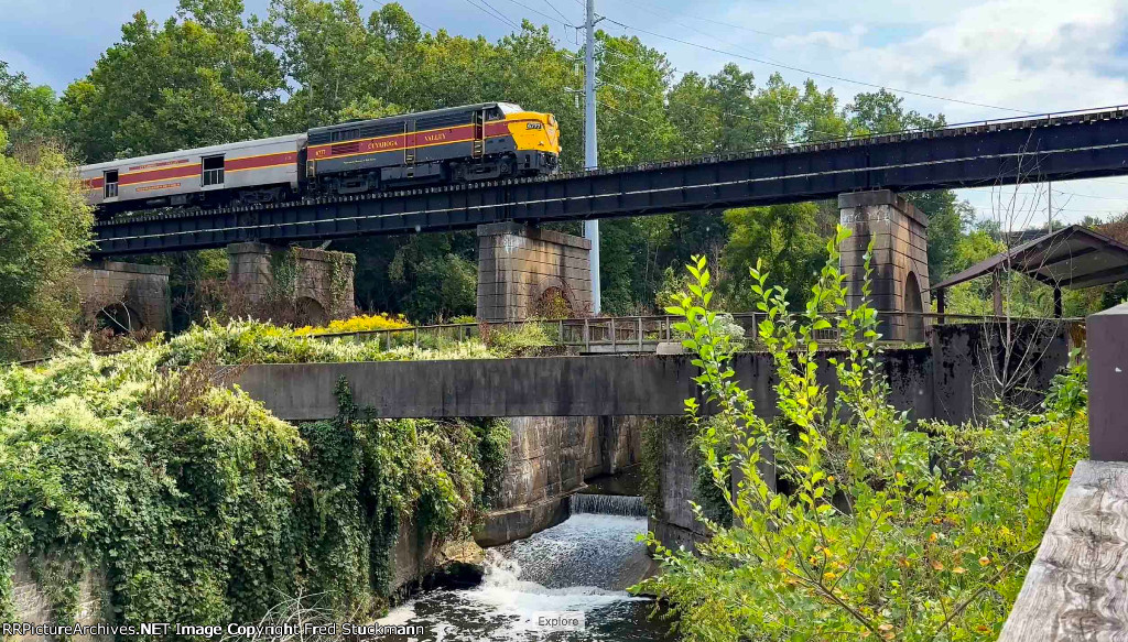 CVSR 6777 crosses Cascade Locks still later in the day.